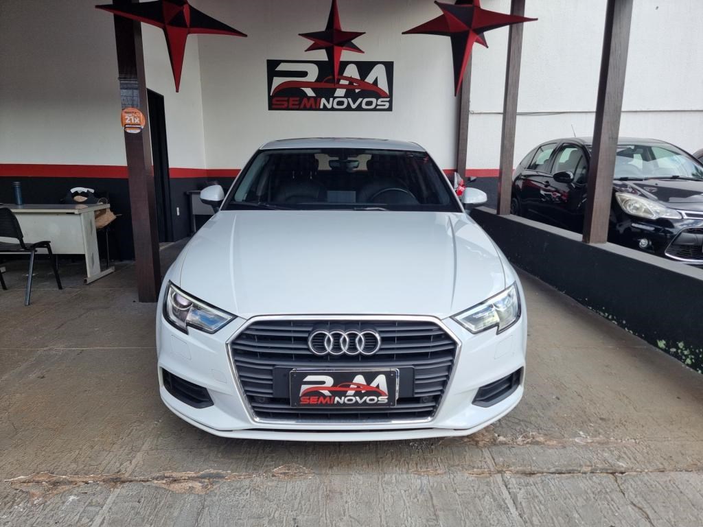 //www.autoline.com.br/carro/audi/a3-14-sedan-ambiente-16v-flex-4p-turbo-tiptronic/2018/uberaba-mg/24487187