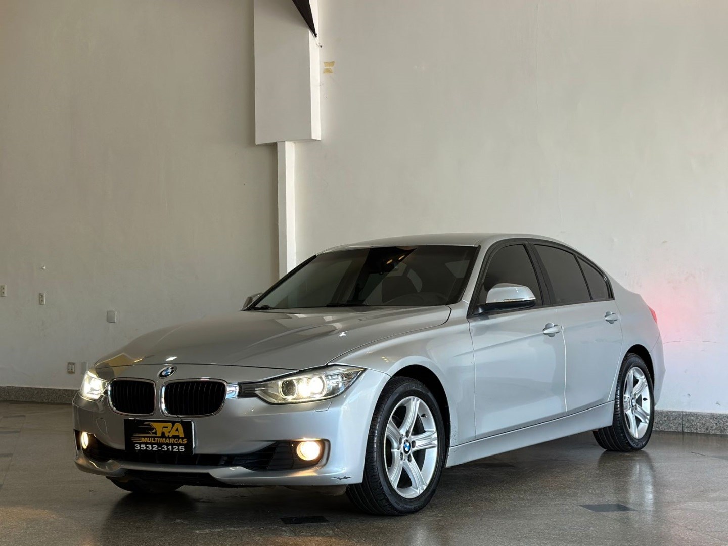 //www.autoline.com.br/carro/bmw/320i-20-sedan-16v-flex-4p-turbo-automatico/2014/brasilia-df/24805048