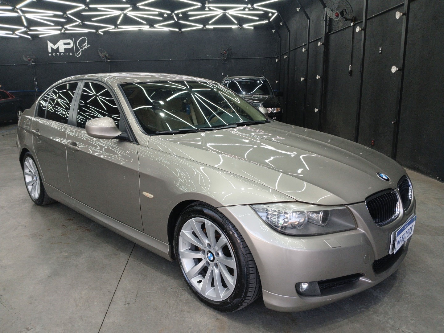 //www.autoline.com.br/carro/bmw/320i-20-sedan-16v-gasolina-4p-automatico/2011/belo-horizonte-mg/24807059
