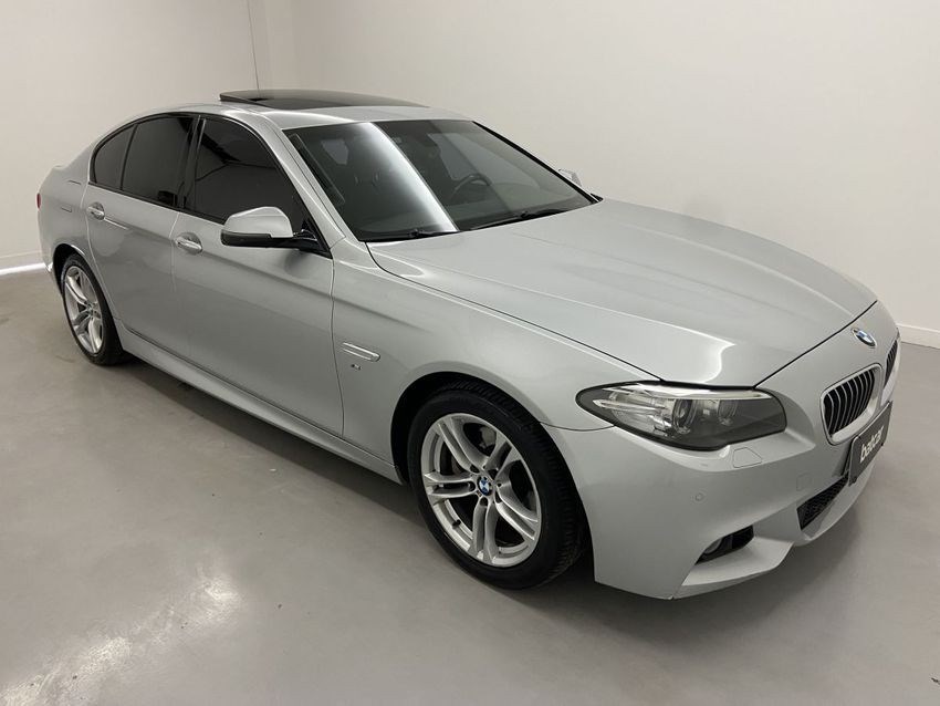 //www.autoline.com.br/carro/bmw/528i-20-m-sport-16v-gasolina-4p-turbo-automatico/2015/brasilia-df/24527749