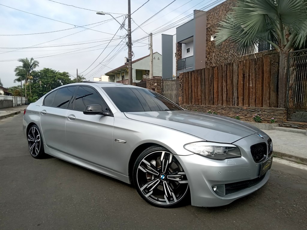 //www.autoline.com.br/carro/bmw/535i-30-v-6-bi-turbo-306cv-4p-gasolina-automatico/2013/joinville-sc/24371361