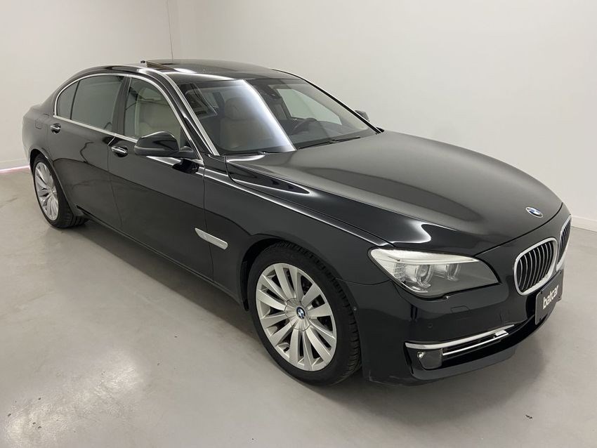 //www.autoline.com.br/carro/bmw/750i-44-m-sport-32v-gasolina-4p-turbo-automatico/2015/brasilia-df/24800974