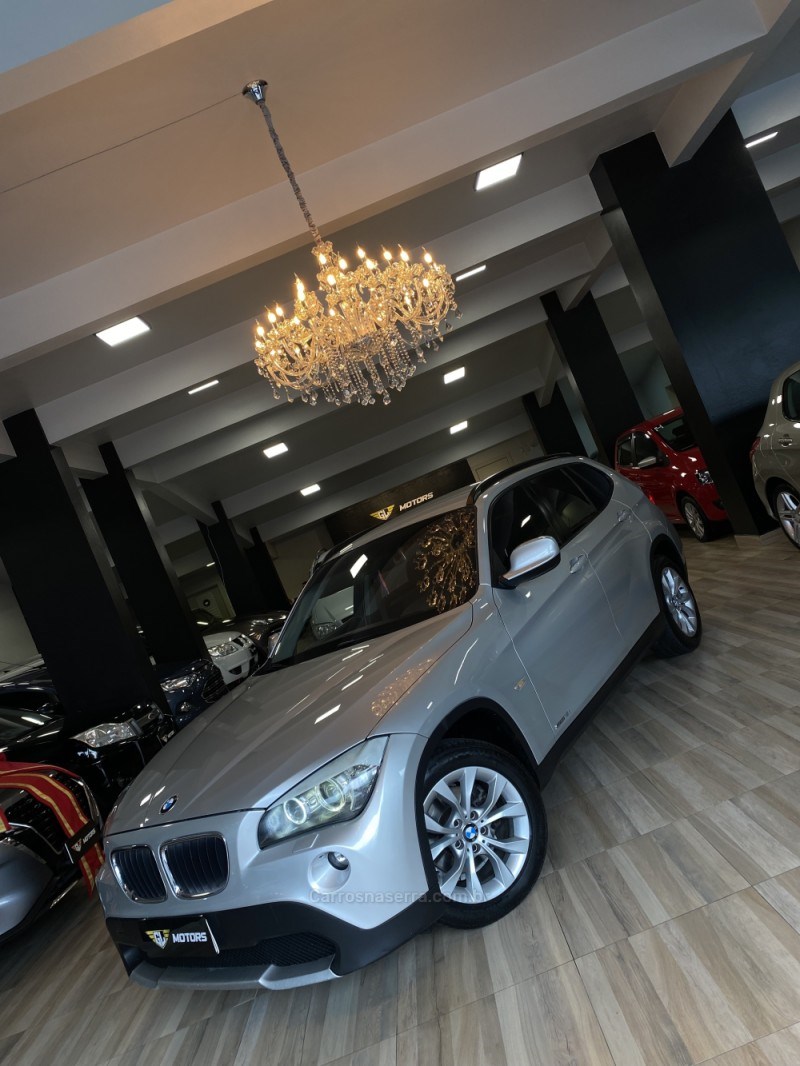 //www.autoline.com.br/carro/bmw/x1-20-sdrive18i-16v-gasolina-4p-automatico/2011/caxias-do-sul-rs/24387103