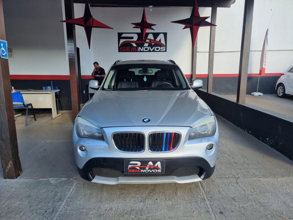 //www.autoline.com.br/carro/bmw/x1-20-sdrive18i-top-16v-gasolina-4p-automatico/2012/uberaba-mg/24486926