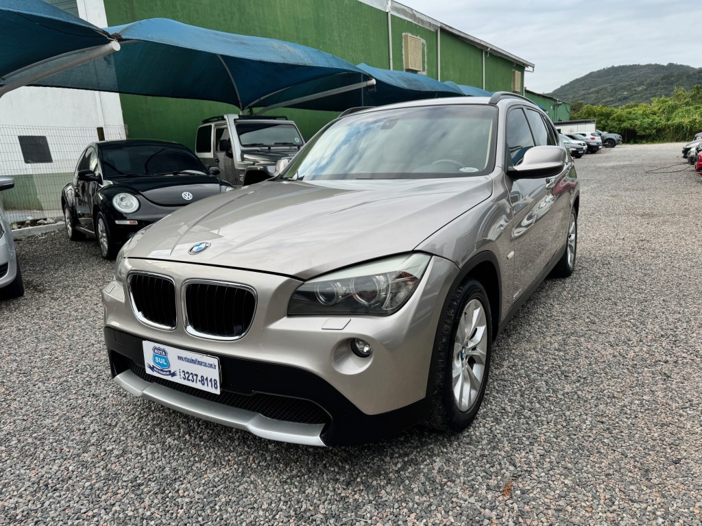 //www.autoline.com.br/carro/bmw/x1-20-sdrive18i-top-16v-gasolina-4p-automatico/2013/florianopolis-sc/24512888