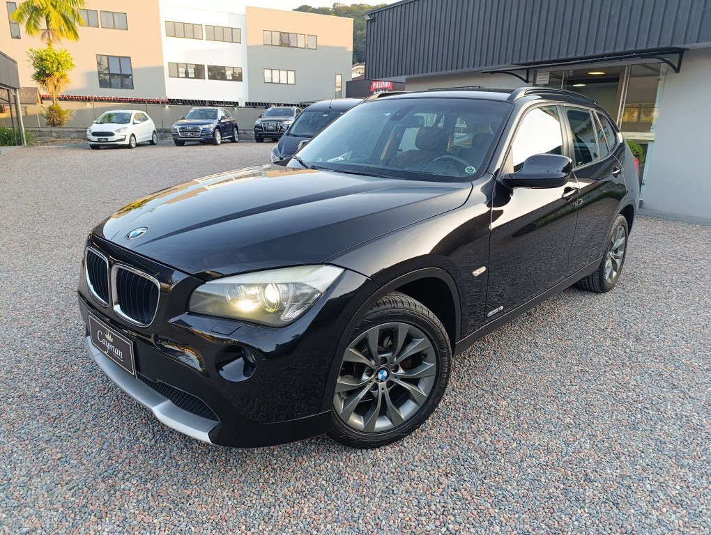 //www.autoline.com.br/carro/bmw/x1-20-sdrive18i-top-16v-gasolina-4p-automatico/2012/joinville-sc/24937618