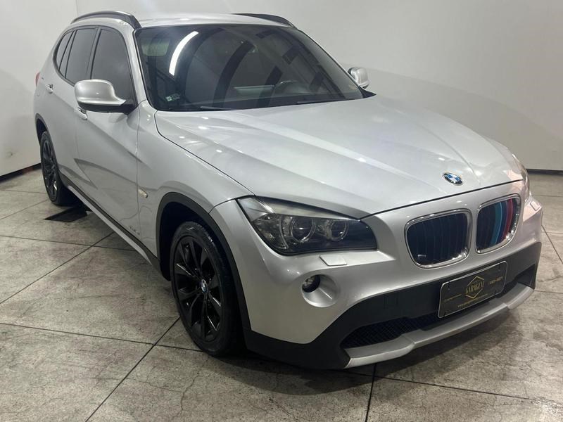 //www.autoline.com.br/carro/bmw/x1-20-sdrive18i-top-16v-gasolina-4p-automatico/2012/belo-horizonte-mg/24971398
