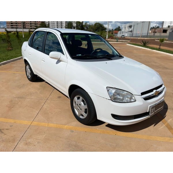 //www.autoline.com.br/carro/chevrolet/classic-10-ls-8v-flex-4p-manual/2015/jatai-go/16609009