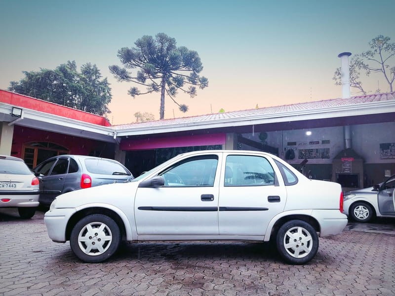 //www.autoline.com.br/carro/chevrolet/corsa-10-sedan-wind-8v-gasolina-4p-manual/1999/curitiba-pr/17589032