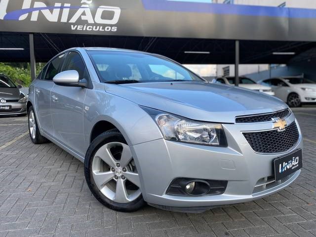 //www.autoline.com.br/carro/chevrolet/cruze-18-sedan-lt-16v-flex-4p-automatico/2013/joinville-sc/22781102