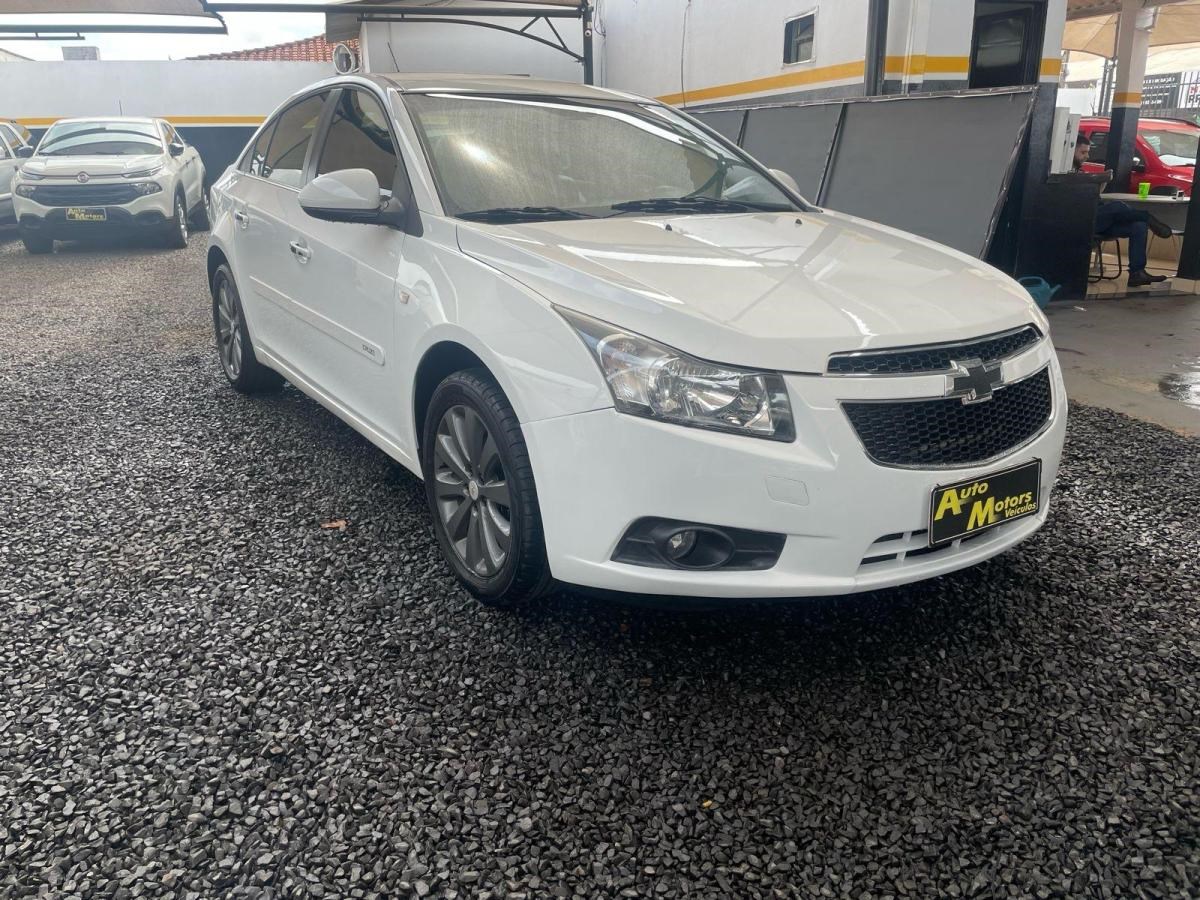 //www.autoline.com.br/carro/chevrolet/cruze-18-sedan-ltz-16v-flex-4p-automatico/2014/rio-verde-go/23627131