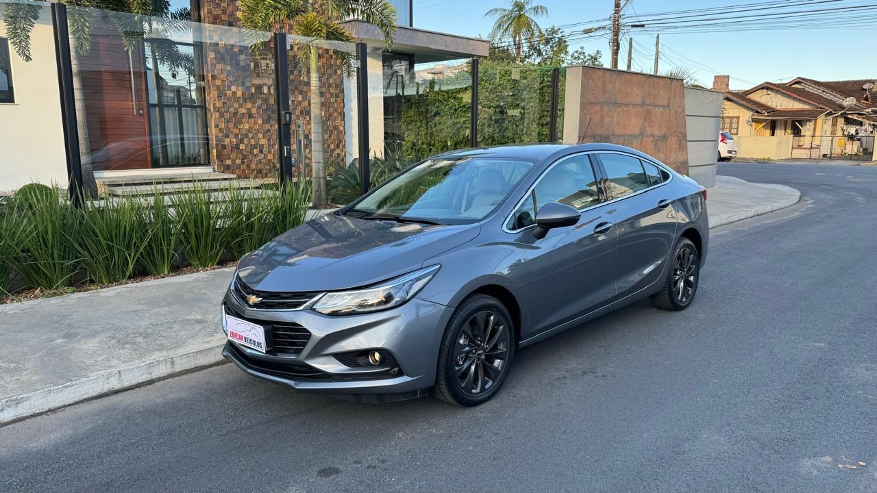 //www.autoline.com.br/carro/chevrolet/cruze-14-sedan-lt-16v-flex-4p-turbo-automatico/2018/joinville-sc/23933786