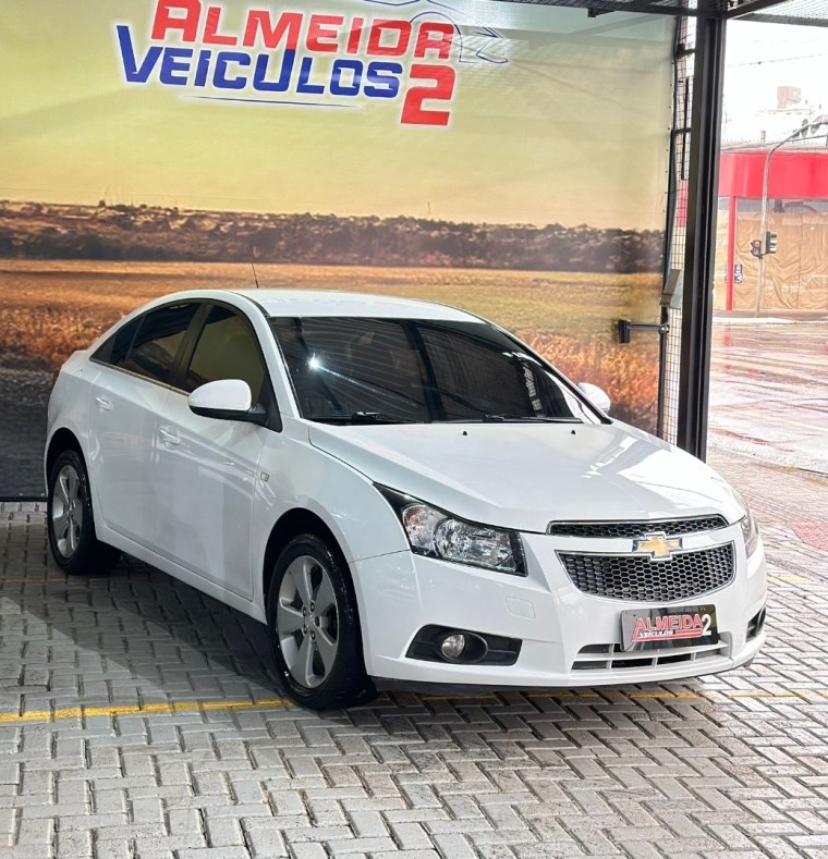 //www.autoline.com.br/carro/chevrolet/cruze-18-sedan-lt-16v-flex-4p-manual/2014/chapeco-sc/25015994