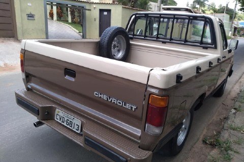 //www.autoline.com.br/carro/chevrolet/d-20-pick-up-40-custom-de-luxe-cabsimp-90cv-2p-diesel-manu/1987/sao-paulo-sp/16063980