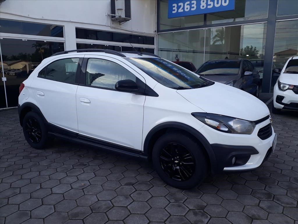 //www.autoline.com.br/carro/chevrolet/onix-14-activ-8v-flex-4p-automatico/2019/tijucas-sc/23785616
