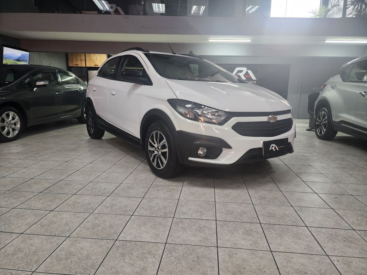 //www.autoline.com.br/carro/chevrolet/onix-14-activ-8v-flex-4p-automatico/2019/jundiai-sp/24050141