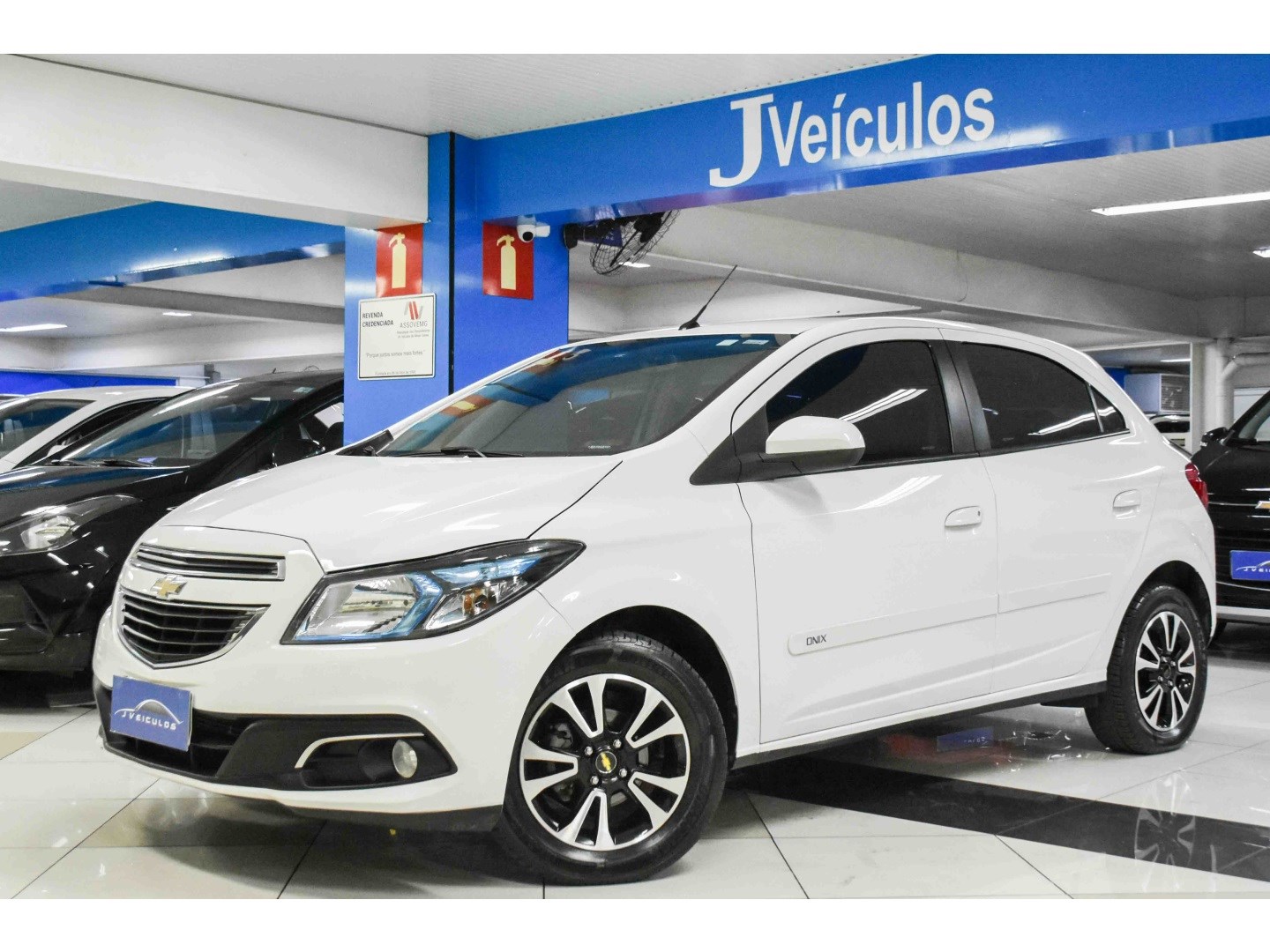 //www.autoline.com.br/carro/chevrolet/onix-14-ltz-8v-flex-4p-automatico/2014/belo-horizonte-mg/24355092