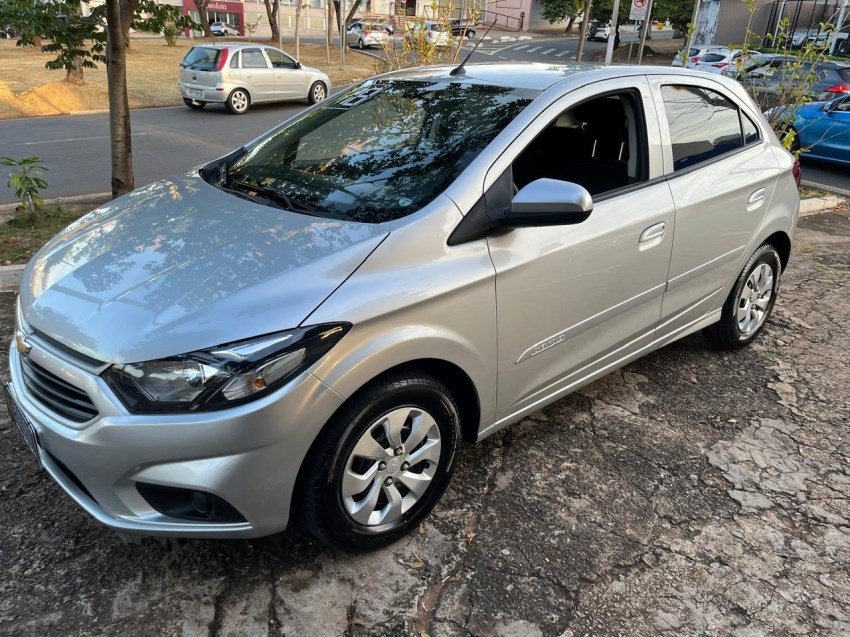 //www.autoline.com.br/carro/chevrolet/onix-10-lt-8v-flex-4p-manual/2018/campinas-sp/24491915