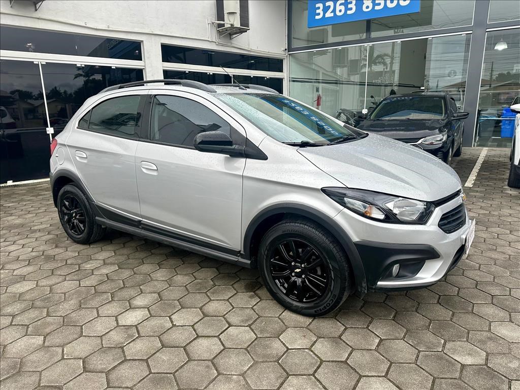 //www.autoline.com.br/carro/chevrolet/onix-14-activ-8v-flex-4p-automatico/2019/tijucas-sc/24573480
