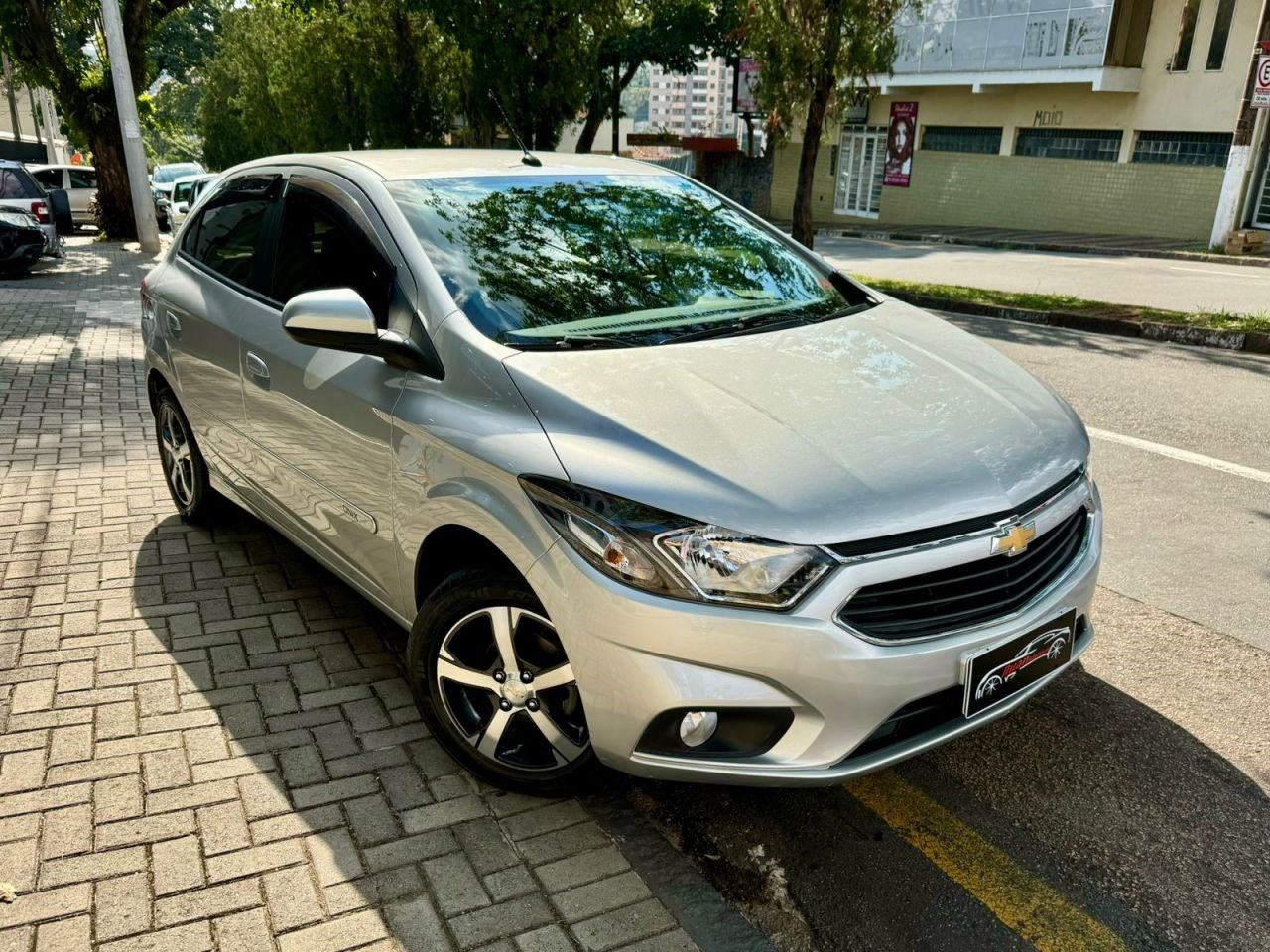 //www.autoline.com.br/carro/chevrolet/onix-14-ltz-8v-flex-4p-manual/2017/valinhos-sp/24688124