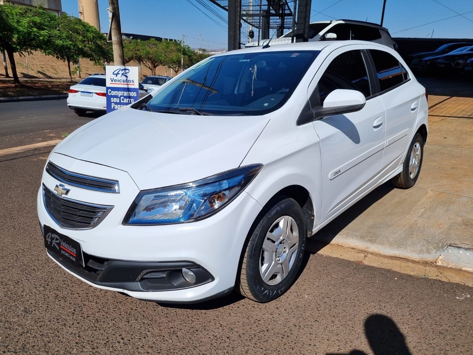 //www.autoline.com.br/carro/chevrolet/onix-10-lt-8v-flex-4p-manual/2014/ribeirao-preto-sp/24700439