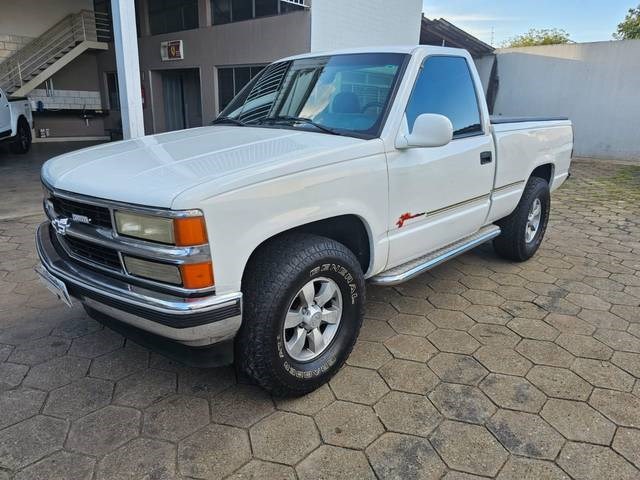 //www.autoline.com.br/carro/chevrolet/silverado-42-turbo-ic-cabsimp-168cv-2p-diesel-manual/1997/goiania-go/23711704