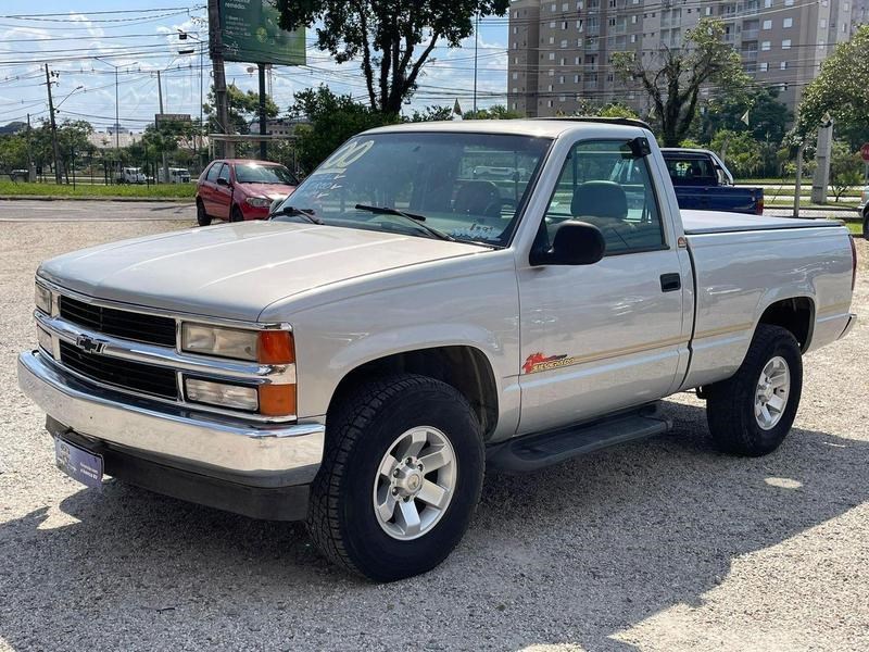//www.autoline.com.br/carro/chevrolet/silverado-42-conquest-hd-12v-diesel-2p-turbo-manual/2000/curitiba-pr/24884906