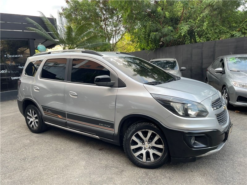 //www.autoline.com.br/carro/chevrolet/spin-18-activ-8v-flex-4p-automatico/2017/rio-de-janeiro-rj/24021794