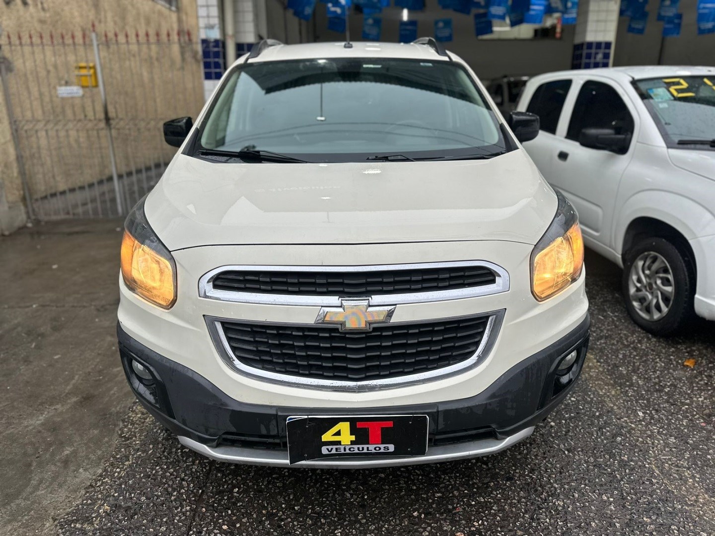 //www.autoline.com.br/carro/chevrolet/spin-18-ltz-7l-8v-flex-4p-automatico/2018/rio-de-janeiro-rj/25010658