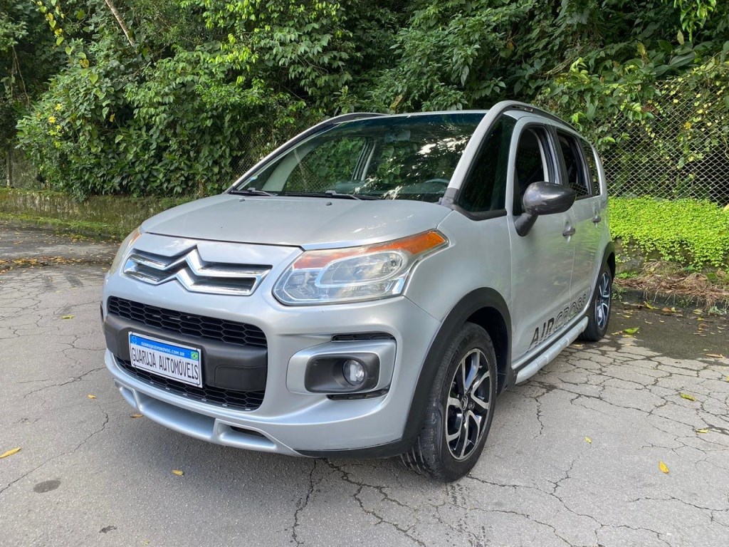 //www.autoline.com.br/carro/citroen/aircross-16-exclusive-16v-flex-4p-automatico/2011/guaruja-sp/23543848