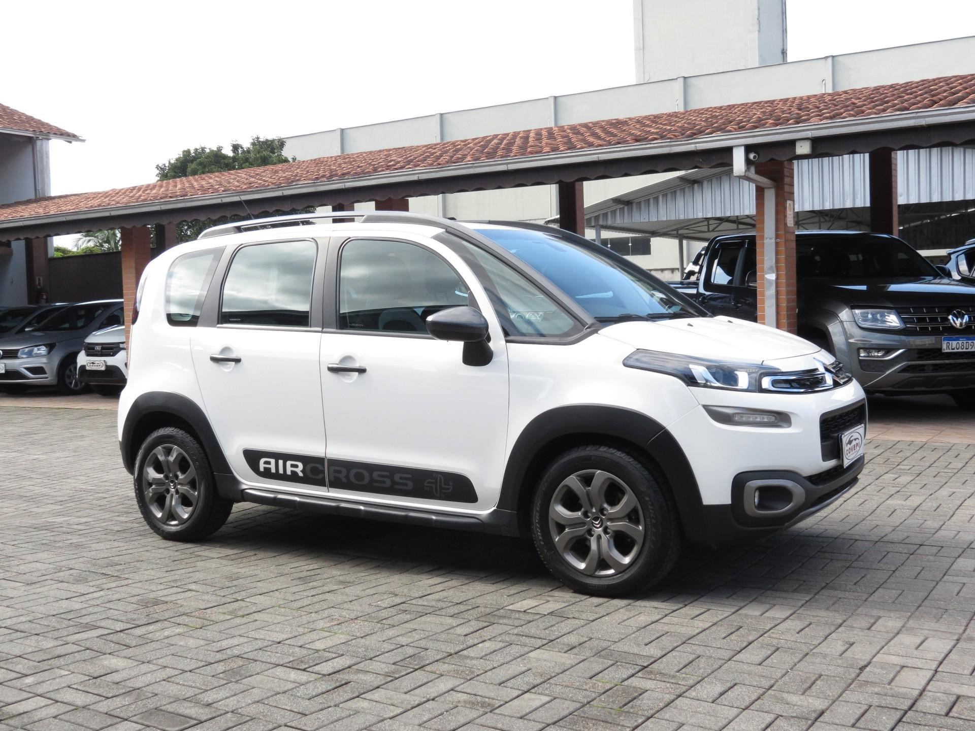 //www.autoline.com.br/carro/citroen/aircross-16-feel-16v-flex-4p-automatico/2018/joinville-sc/23759651