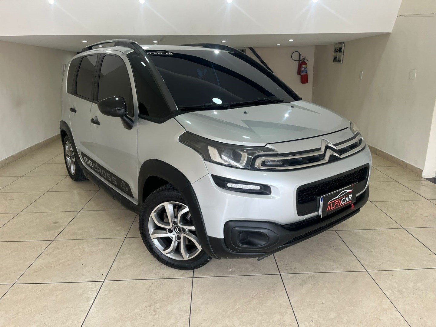 //www.autoline.com.br/carro/citroen/aircross-16-live-16v-flex-4p-automatico/2017/rio-de-janeiro-rj/23946852