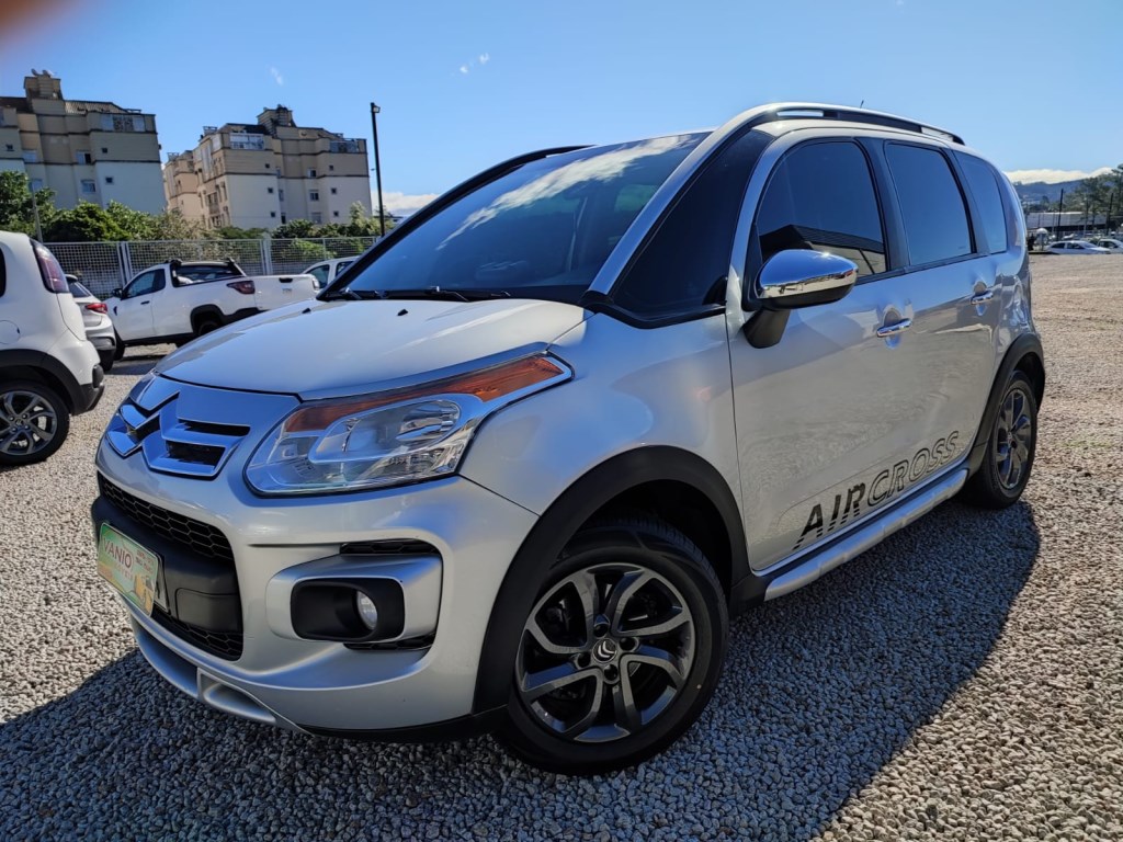 //www.autoline.com.br/carro/citroen/aircross-16-exclusive-16v-flex-4p-automatico/2014/criciuma-sc/24041299