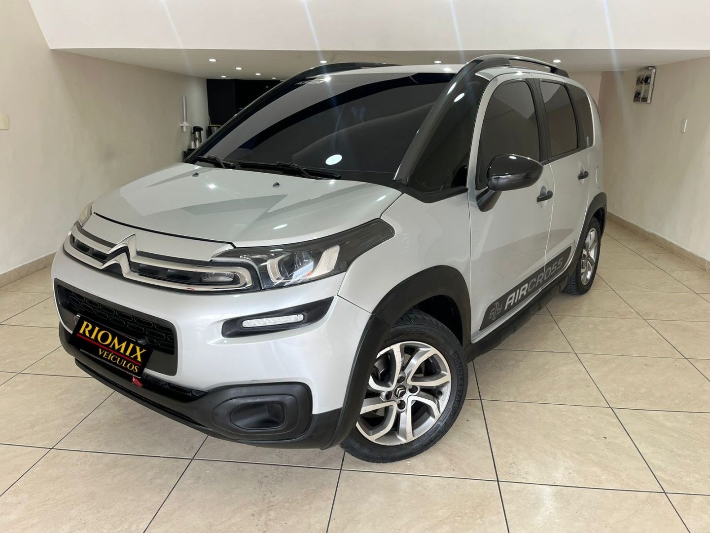 //www.autoline.com.br/carro/citroen/aircross-16-live-16v-flex-4p-automatico/2017/rio-de-janeiro-rj/24615636