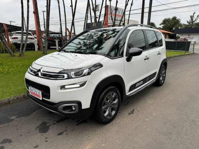 //www.autoline.com.br/carro/citroen/aircross-16-feel-16v-flex-4p-automatico/2018/joinville-sc/24983150