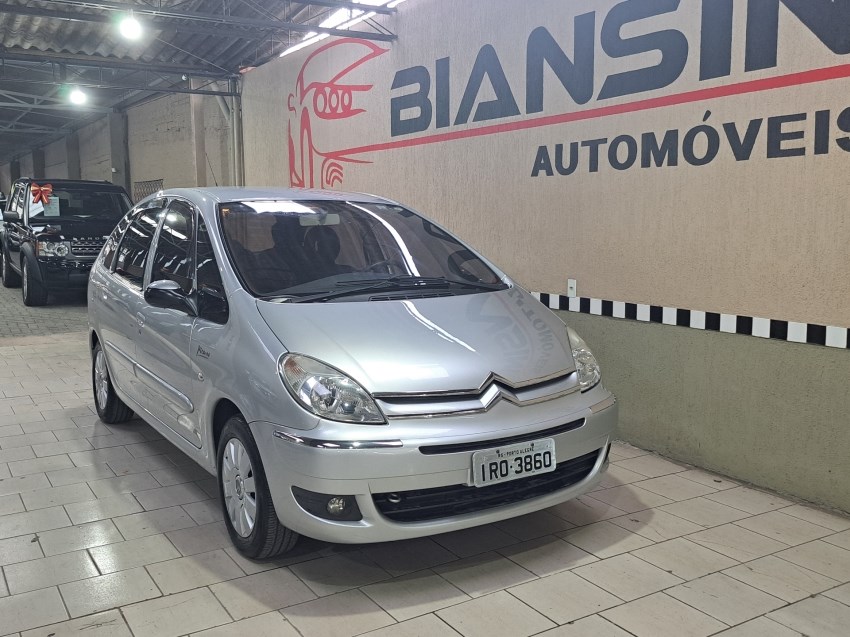 //www.autoline.com.br/carro/citroen/xsara-picasso-20-exclusive-16v-gasolina-4p-automatico/2011/porto-alegre-rs/24454218