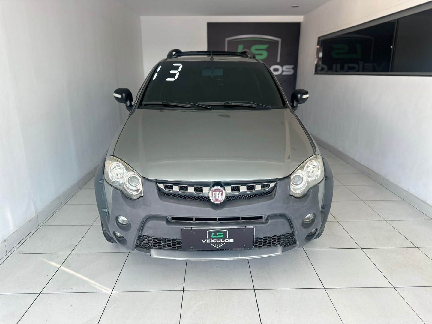 //www.autoline.com.br/carro/fiat/strada-18-adventure-locker-16v-130cv-2p-flex-manual/2013/araruama-rj/24587215