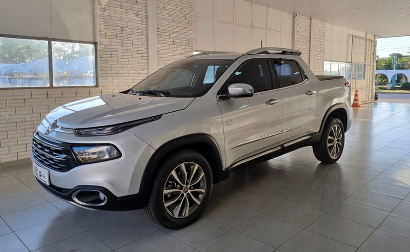 //www.autoline.com.br/carro/fiat/toro-20-volcano-16v-diesel-4p-4x4-turbo-automatico/2019/paranavai-pr/24217539