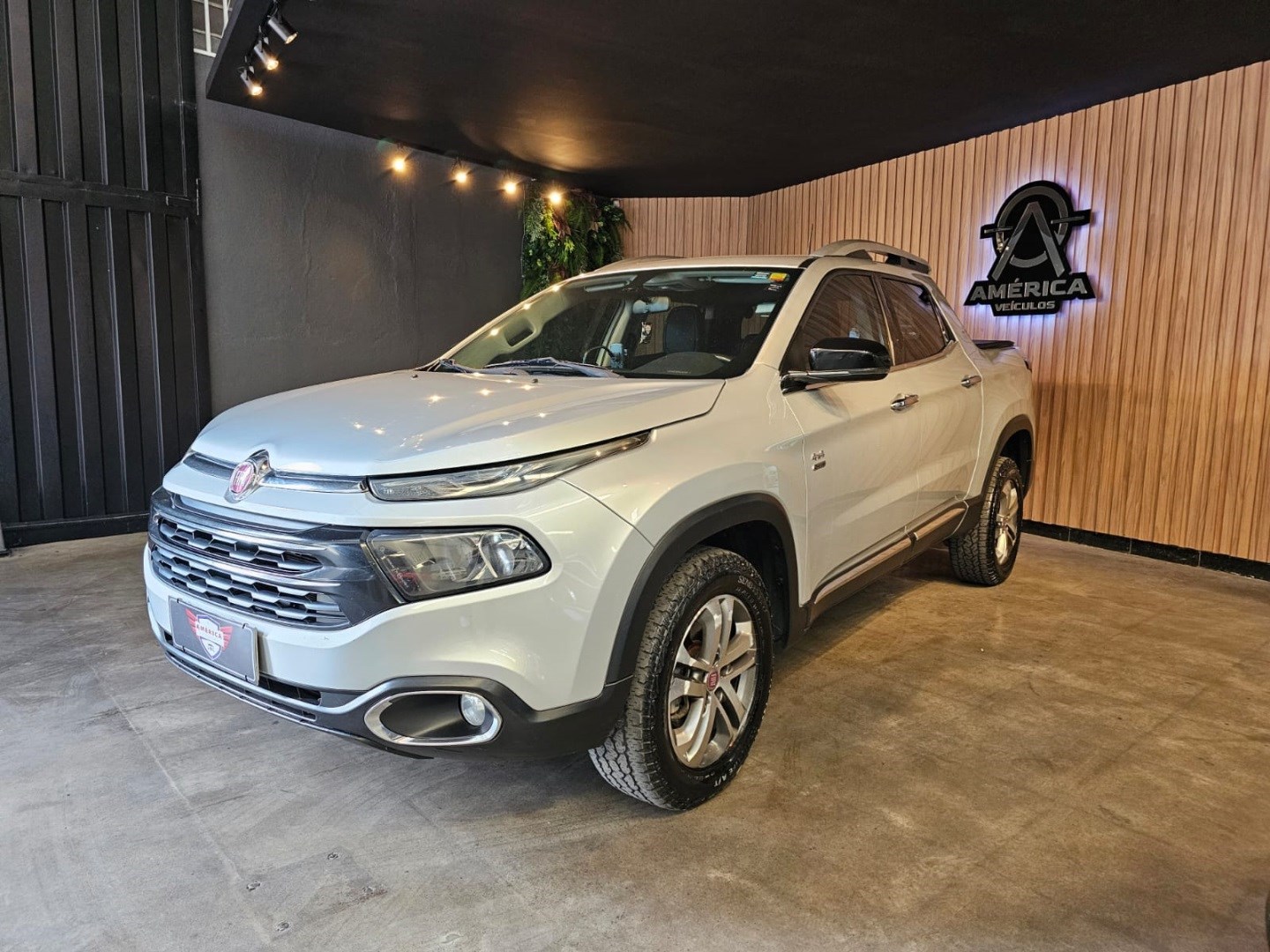 //www.autoline.com.br/carro/fiat/toro-20-volcano-16v-diesel-4p-4x4-turbo-automatico/2017/belo-horizonte-mg/24911387