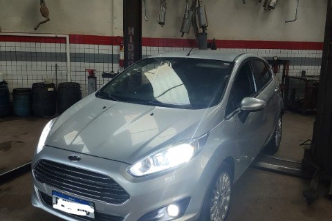 //www.autoline.com.br/carro/ford/fiesta-16-hatch-tivct-titanium-16v-flex-4p-manual/2015/santa-barbara-mg/24067583