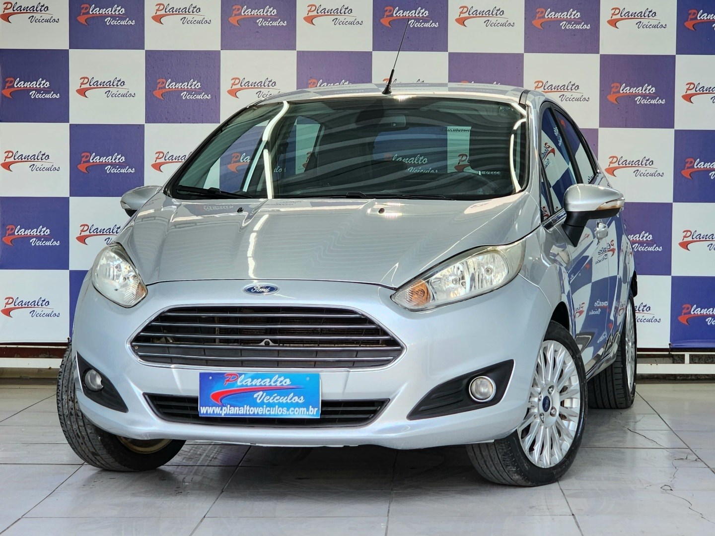 //www.autoline.com.br/carro/ford/fiesta-16-hatch-tivct-titanium-16v-flex-4p-powershif/2015/belo-horizonte-mg/24475932