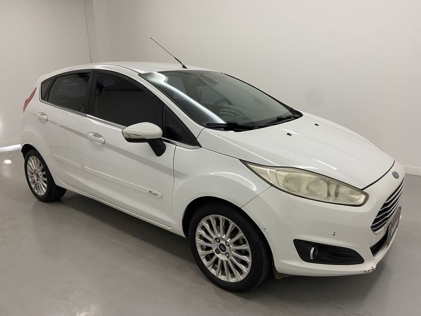 //www.autoline.com.br/carro/ford/fiesta-16-hatch-tivct-titanium-16v-flex-4p-powershif/2015/brasilia-df/24717567