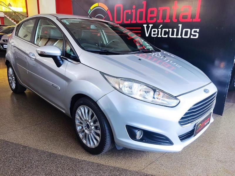 //www.autoline.com.br/carro/ford/fiesta-16-hatch-tivct-titanium-16v-flex-4p-powershif/2015/brasilia-df/24912680