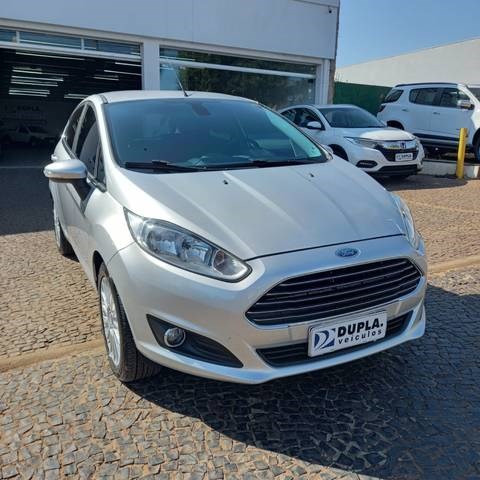 //www.autoline.com.br/carro/ford/fiesta-16-hatch-tivct-titanium-16v-flex-4p-powershif/2014/aracatuba-sp/24971748