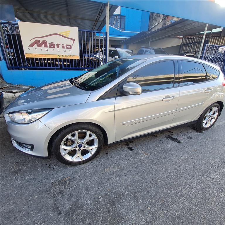 //www.autoline.com.br/carro/ford/focus-20-hatch-se-plus-16v-flex-4p-automatizado/2016/salvador-ba/21834892