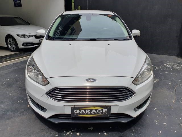 //www.autoline.com.br/carro/ford/focus-20-hatch-titanium-16v-flex-4p-automatizado/2016/sao-paulo-sp/22660875