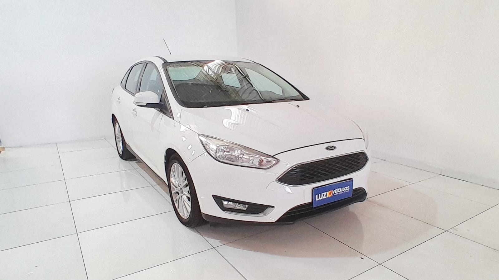 //www.autoline.com.br/carro/ford/focus-20-sedan-se-fastback-16v-flex-4p-automatizado/2017/campinas-sp/23537702
