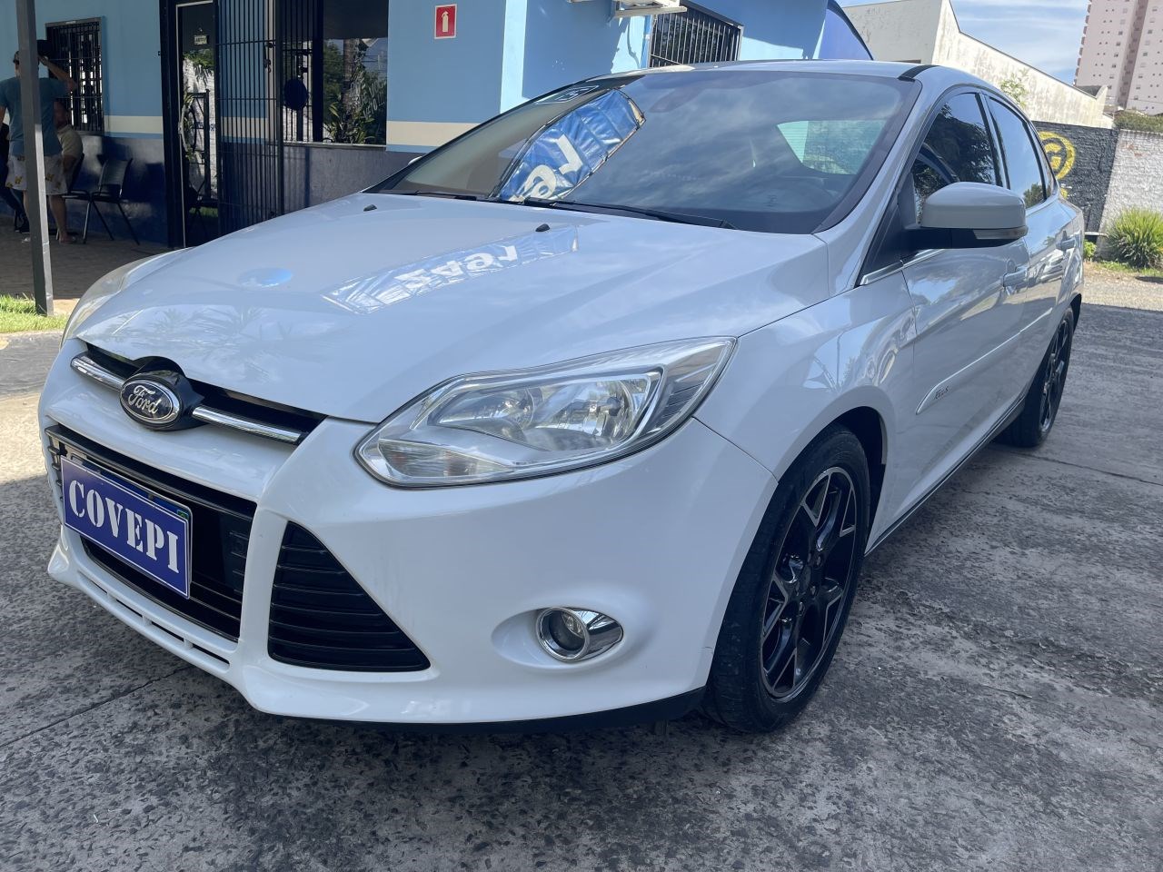 //www.autoline.com.br/carro/ford/focus-20-sedan-titanium-16v-flex-4p-powershift/2015/piracicaba-sp/23654219
