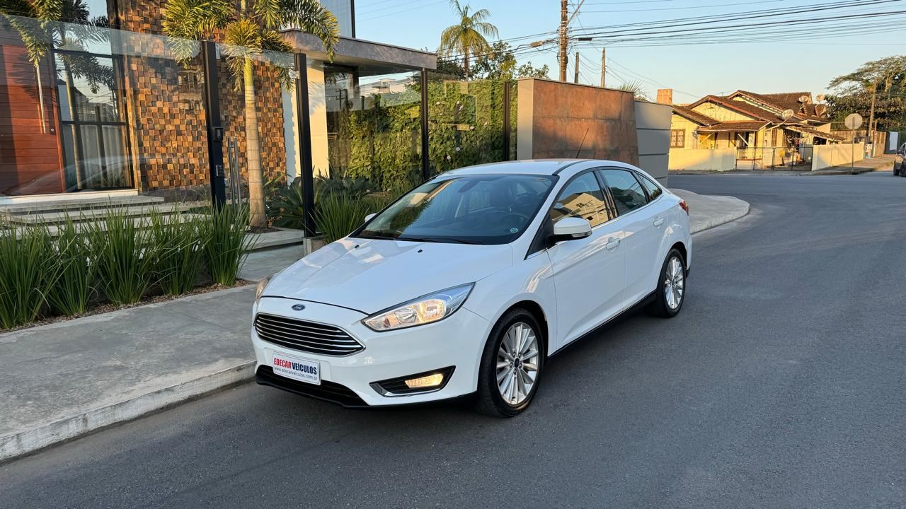 //www.autoline.com.br/carro/ford/focus-20-hatch-titanium-plus-16v-flex-4p-automatiza/2016/joinville-sc/24179294