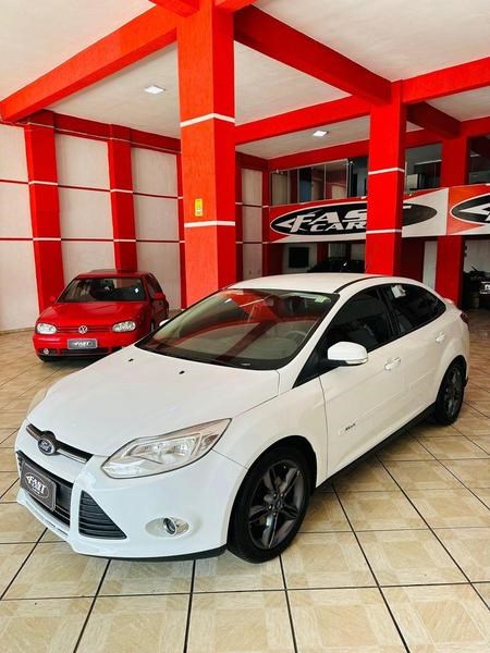 //www.autoline.com.br/carro/ford/focus-20-sedan-titanium-16v-flex-4p-powershift/2015/brasilia-df/24479425